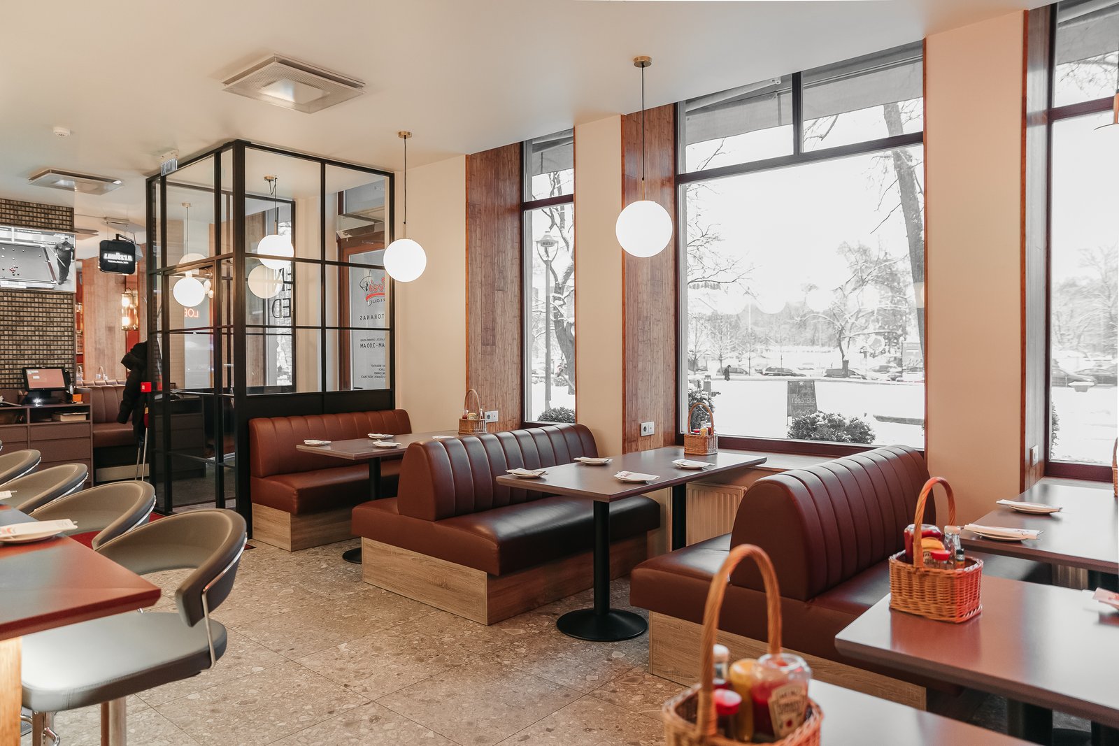 baldai_kavinemszsb_105.jpgPrekybiniai baldai