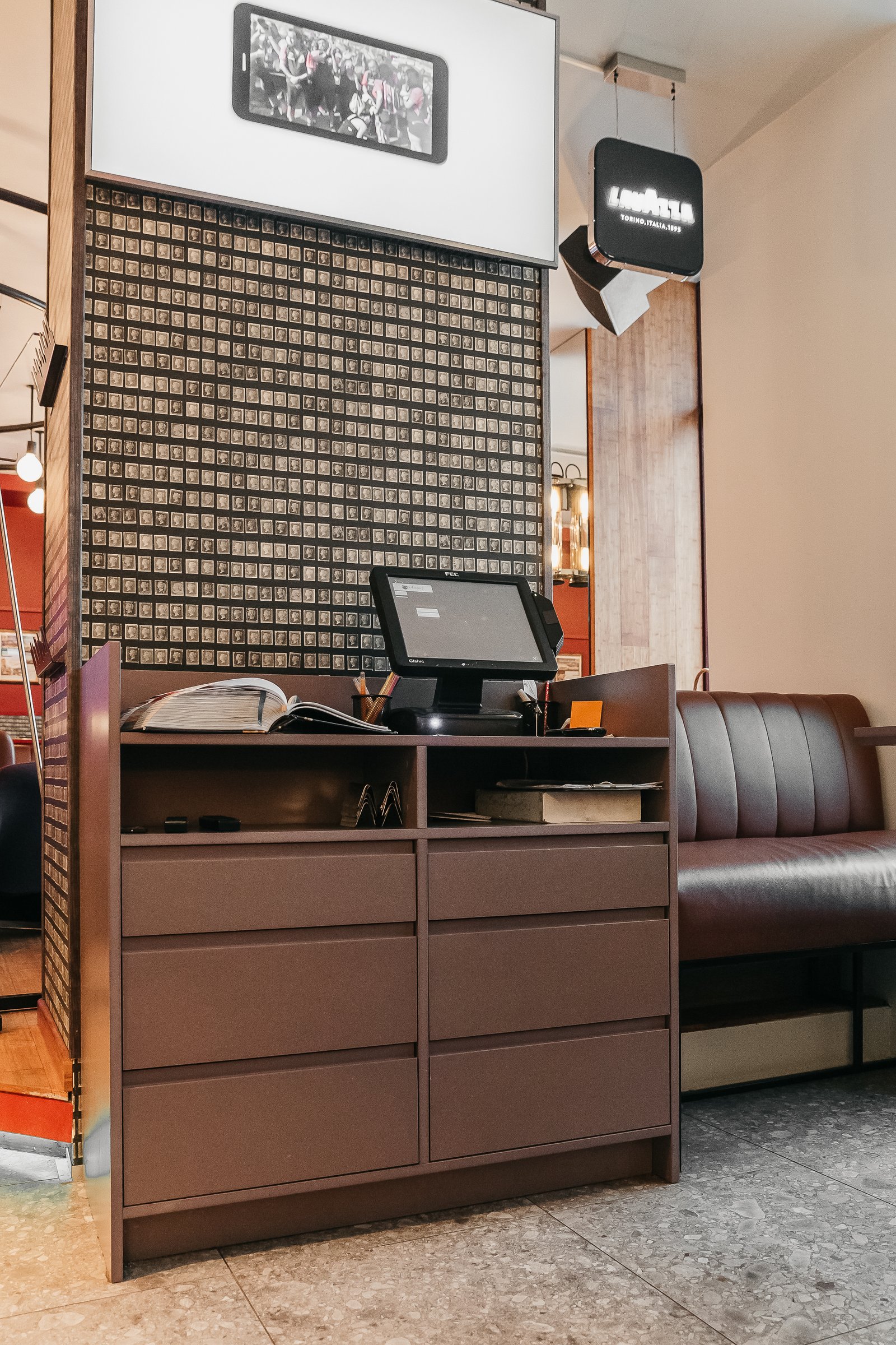 baldai_kavinemszsb_140.jpgPrekybiniai baldai